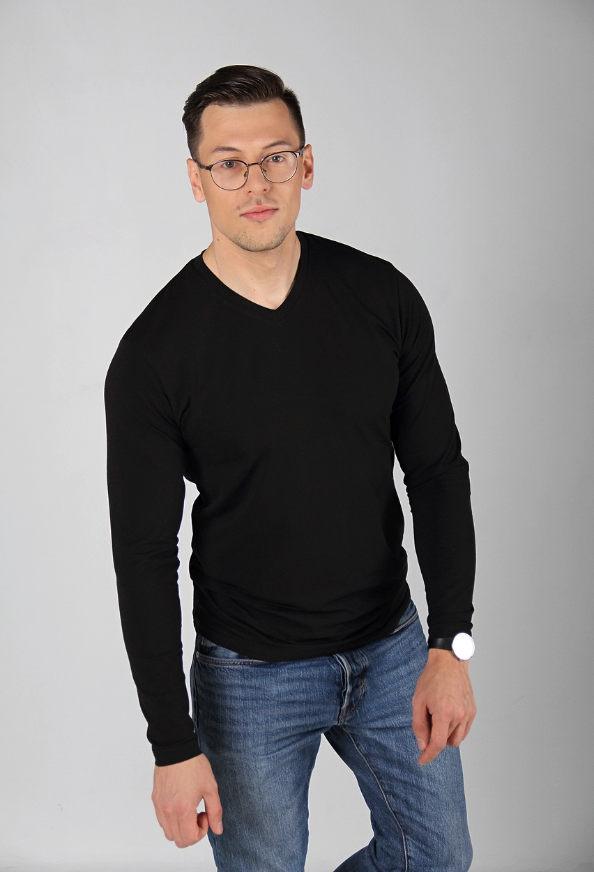 Men’s black shirt with structured collar, production sample